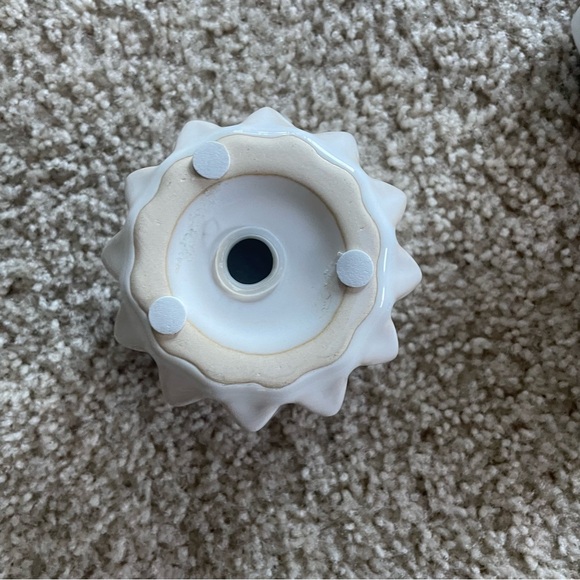 Set of Four White Ceramic Planters - Picture 3 of 4